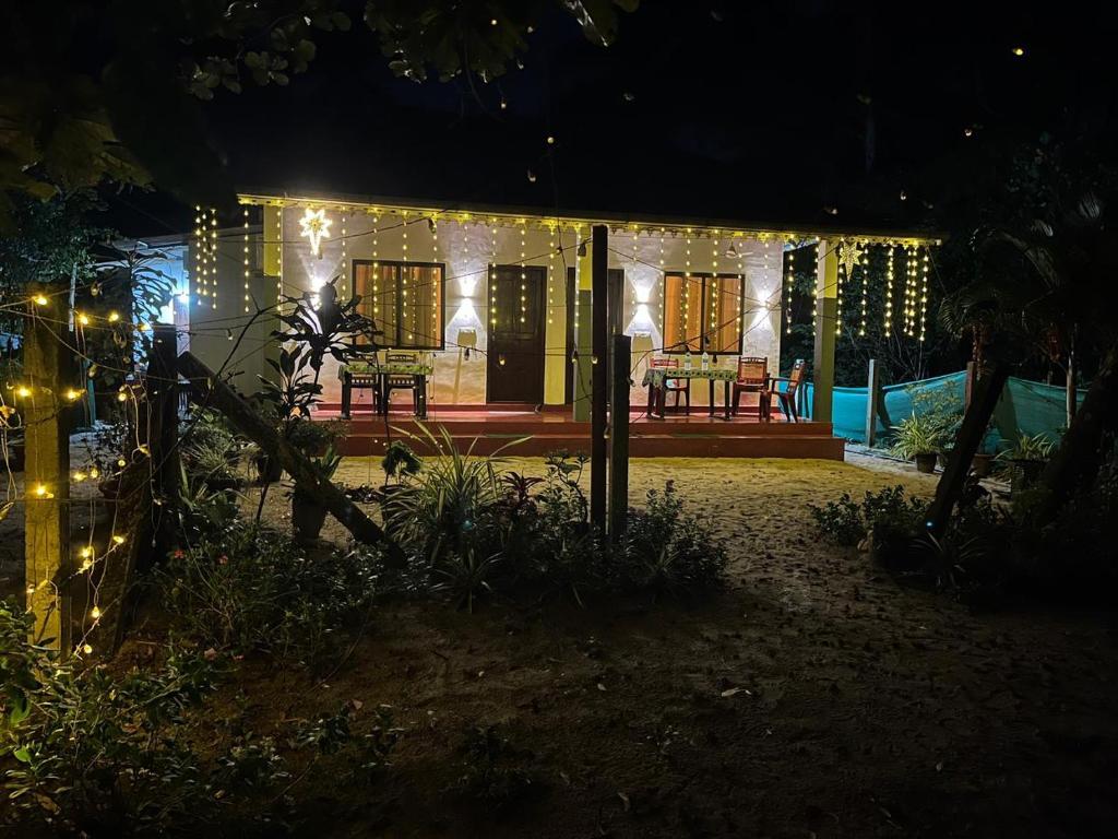een huis verlicht in de nacht met kerstverlichting bij Marari Baiju's Homestay in Mararikulam