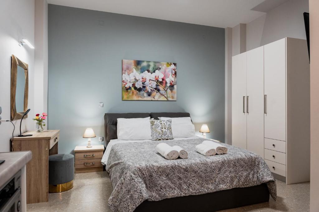 een slaapkamer met een bed met twee handdoeken erop bij Filion Apartments Nafplio in Nafplio