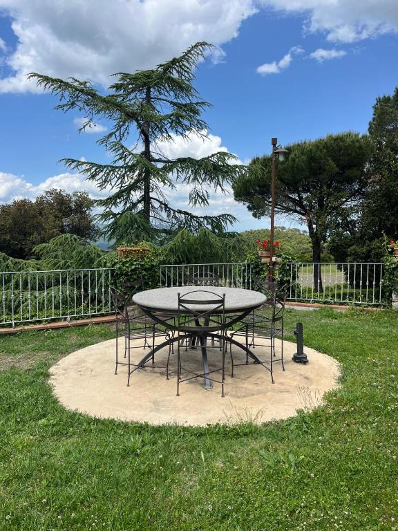 A garden outside Agriturismo Aia Leccioni