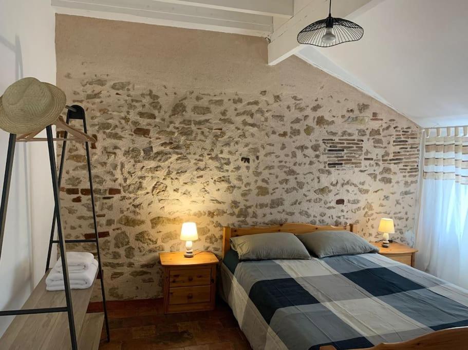 Tempat tidur dalam kamar di La Parencelle, Maison 3 Ch, 6 pers, 900 m de la Boulerie Jump, Pôle Européen du Cheval et 10 mn des 24h