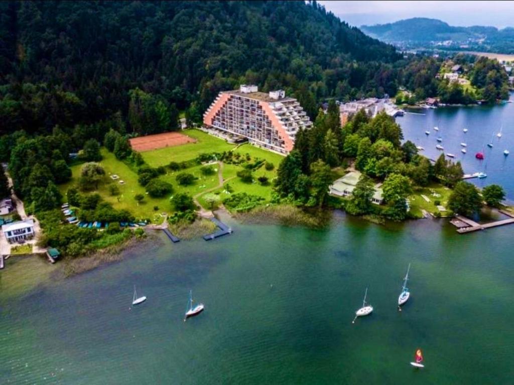 an aerial view of a large body of water with boats at Apartment am Ossiachersee mit eigenem Seezugang in Landskron