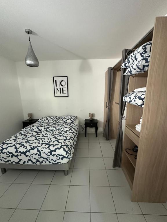 1 dormitorio con 1 cama y 2 literas en Appartement de charme n7 en Grimaud