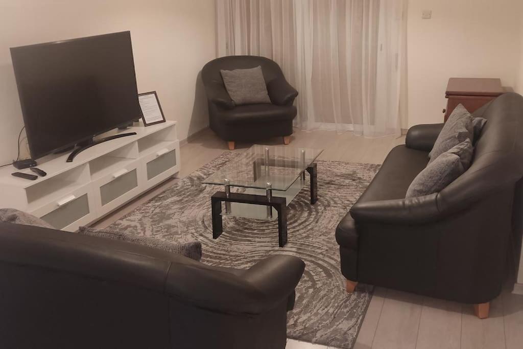 TV a/nebo společenská místnost v ubytování Balcony Sea View Whole Apt, Minutes To Beach