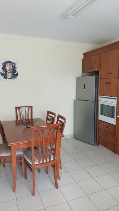 Kuchyň nebo kuchyňský kout v ubytování Balcony Sea View Whole Apt, Minutes To Beach