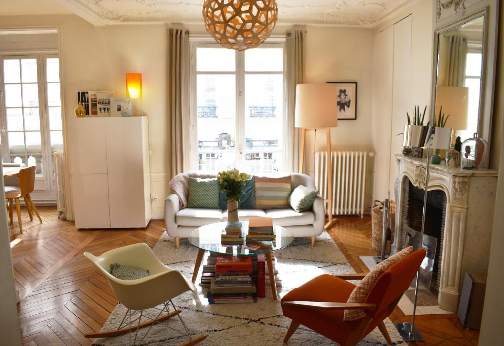 un salon avec un canapé et une table dans l'établissement Montmartre, à Paris