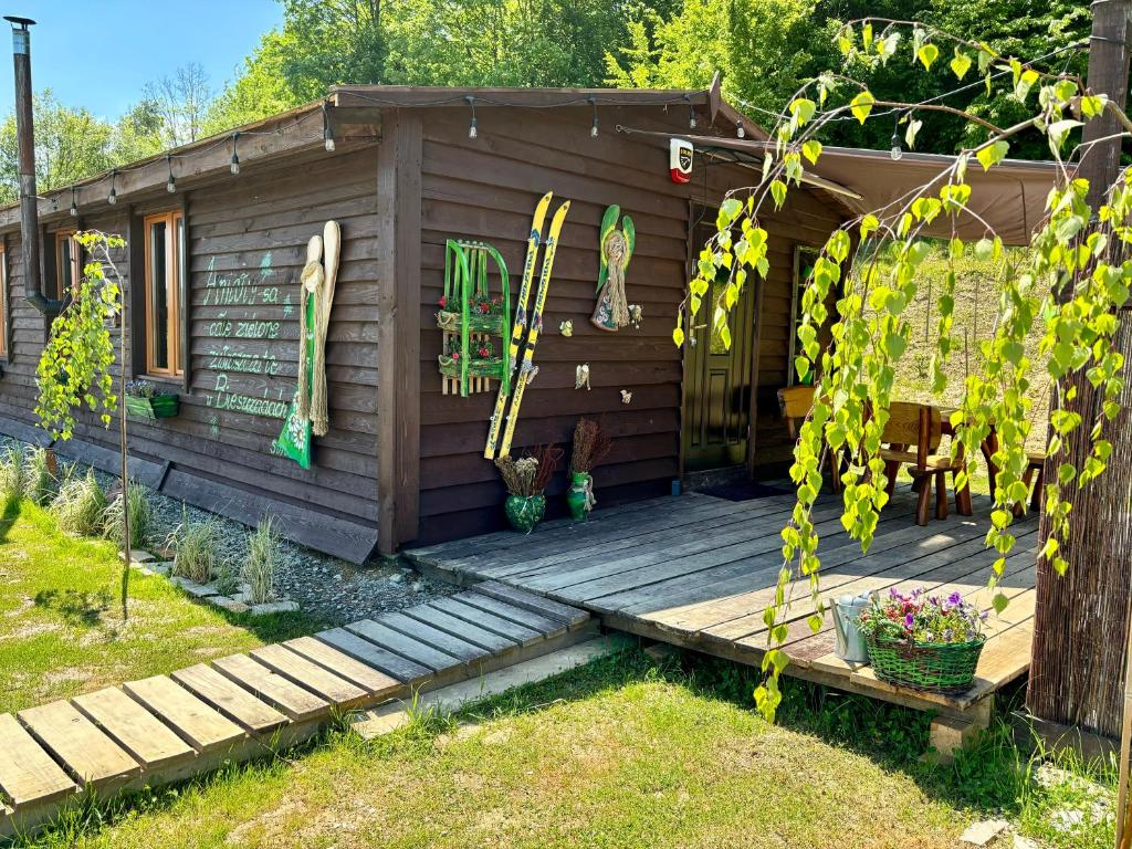 Zahrada ubytování Bieszczadzka Osada Saunowisko w cenie jacuzzi na wyłączność, sauna basen