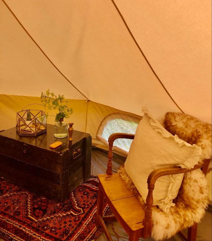 Posezení v ubytování Bigbury Bell Tents