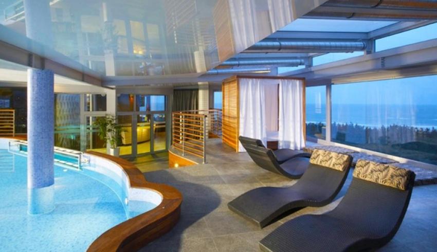 ブワディスワボボにあるApartamenty Apartinfo Velaのプール付きのホテルルームで、市街の景色を望めます。