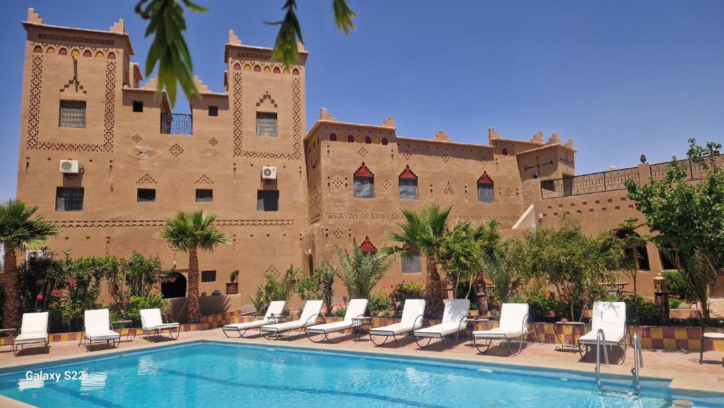 斯库拉Kasbah Ait BenHadda的酒店楼前有游泳池
