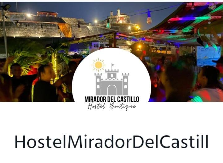 Del Castillo Mirador Hostel في كارتاهينا دي اندياس: مجموعة من الناس تقف في زحمة عند الجمالية
