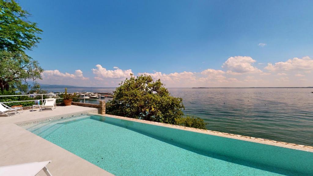 une piscine avec vue sur l'eau dans l'établissement Villa Flora, à Manerba del Garda