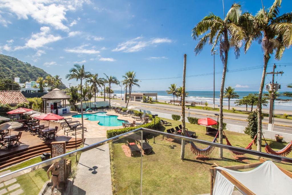 Blick auf den Strand vom Balkon eines Resorts in der Unterkunft Hotel Villareal Guaratuba - Caieiras in Guaratuba