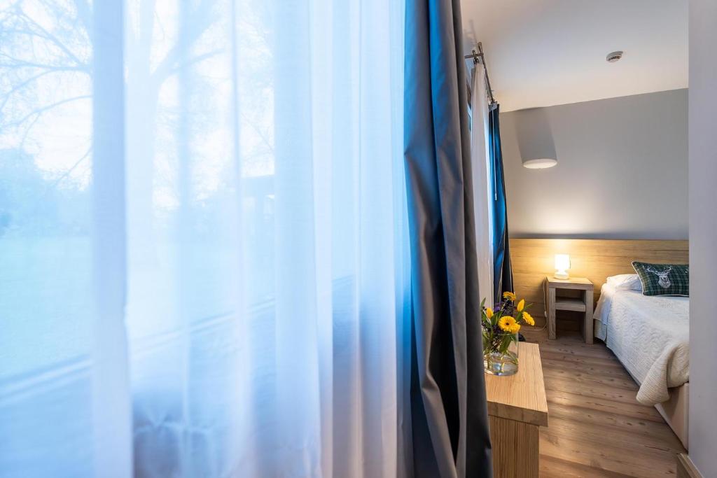 Łóżko lub łóżka w pokoju w obiekcie ACCADEMIA VINE LODGE