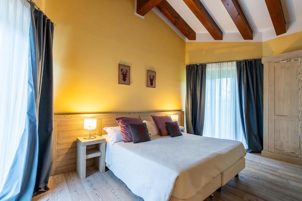 Łóżko lub łóżka w pokoju w obiekcie ACCADEMIA VINE LODGE