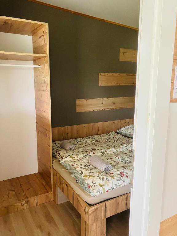 Postel nebo postele na pokoji v ubytování Polzer CAMPING BÜKFÜRDŐ