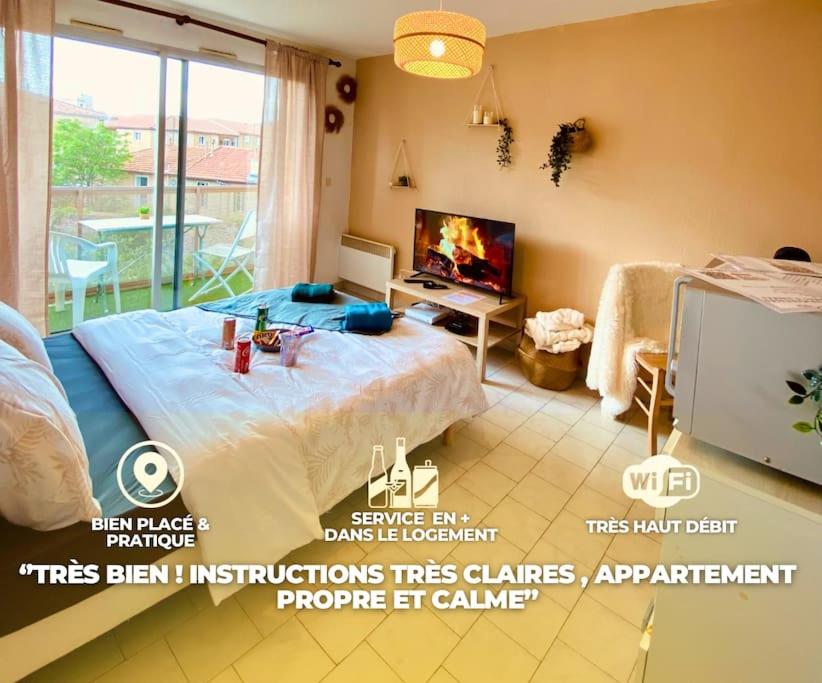 une chambre avec un lit et une télévision dans une pièce dans l'établissement Pépite Bohème Proche Centre & Gare, à Nîmes