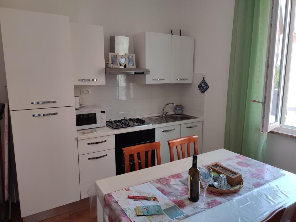 O bucătărie sau chicinetă la Orbetello Appartamento accogliente con parcheggio gratuito