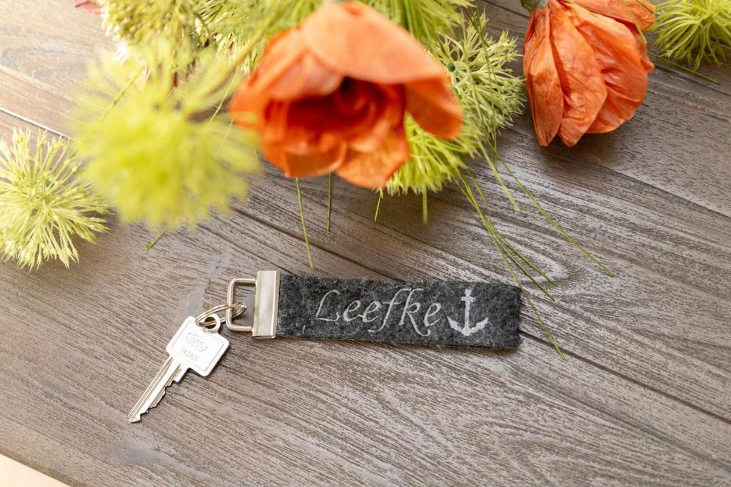 eine Schlüsselkette mit dem Wort Vorlesung neben Blumen in der Unterkunft Leefke in Goting