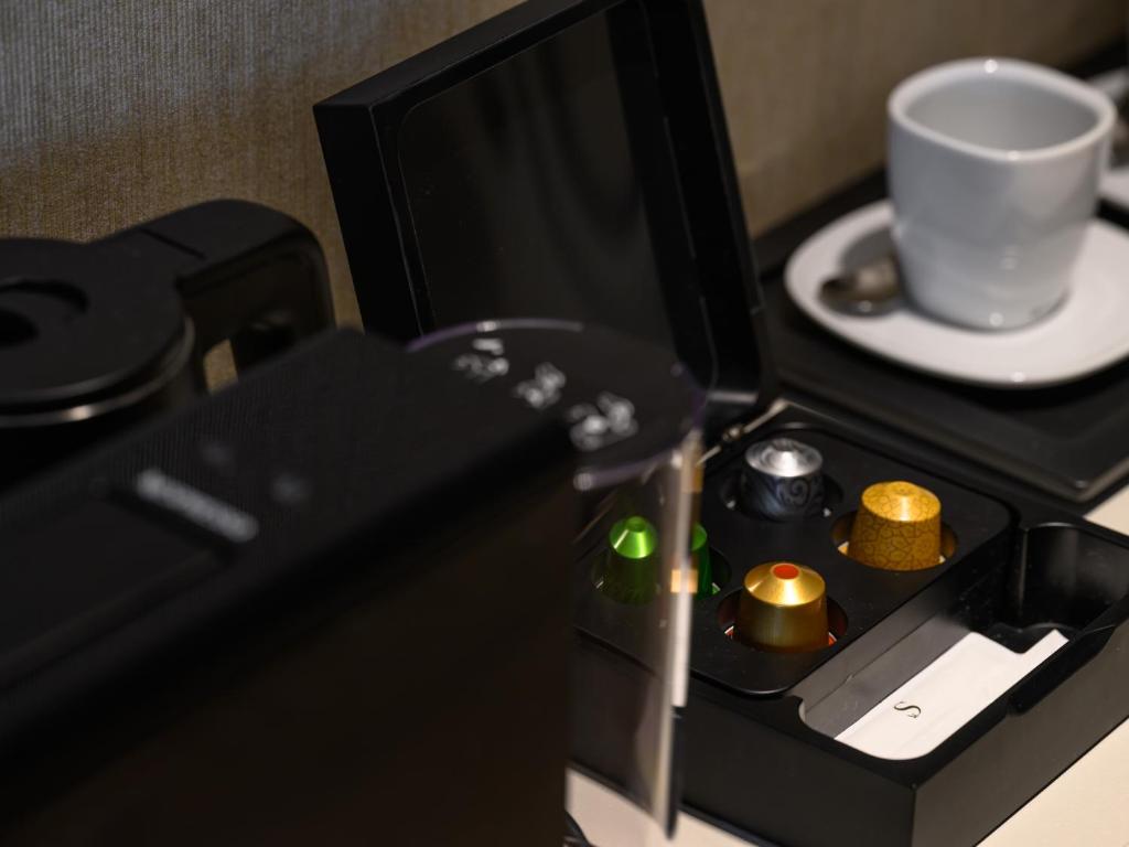 Příslušenství pro přípravu čaje a kávy v ubytování Stiemerheide - The Urban Hotel & Golf Retreat 4 Star Superior
