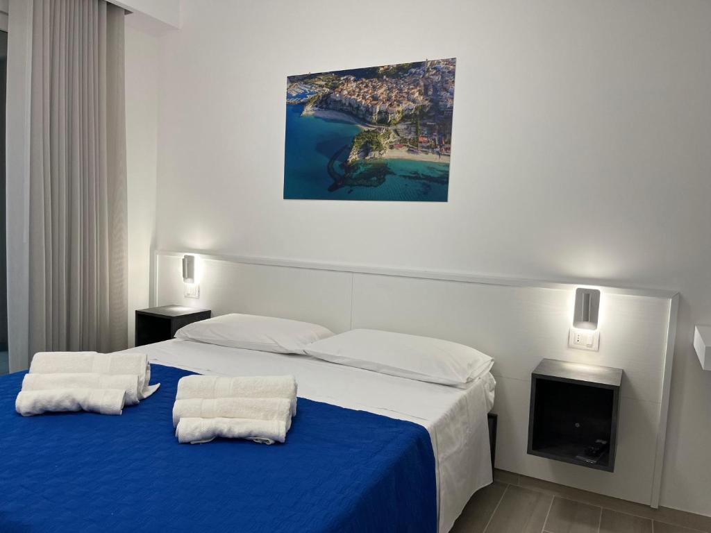 ein Hotelzimmer mit 2 Betten und Handtüchern darauf in der Unterkunft B&B Albachiara in Tropea