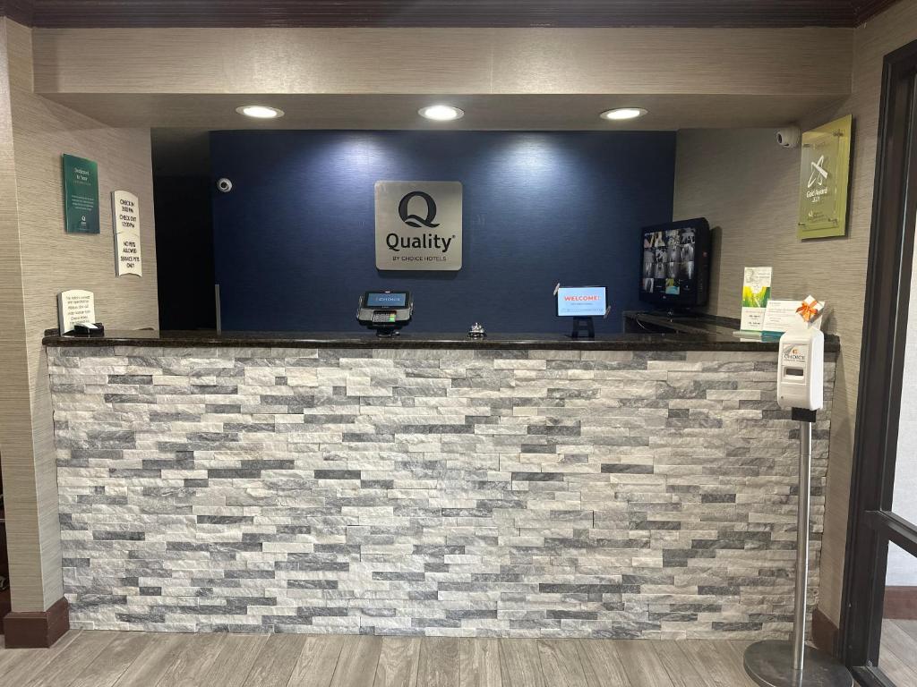 a cashier counter in a dental office at Quality Inn in Hillsboro