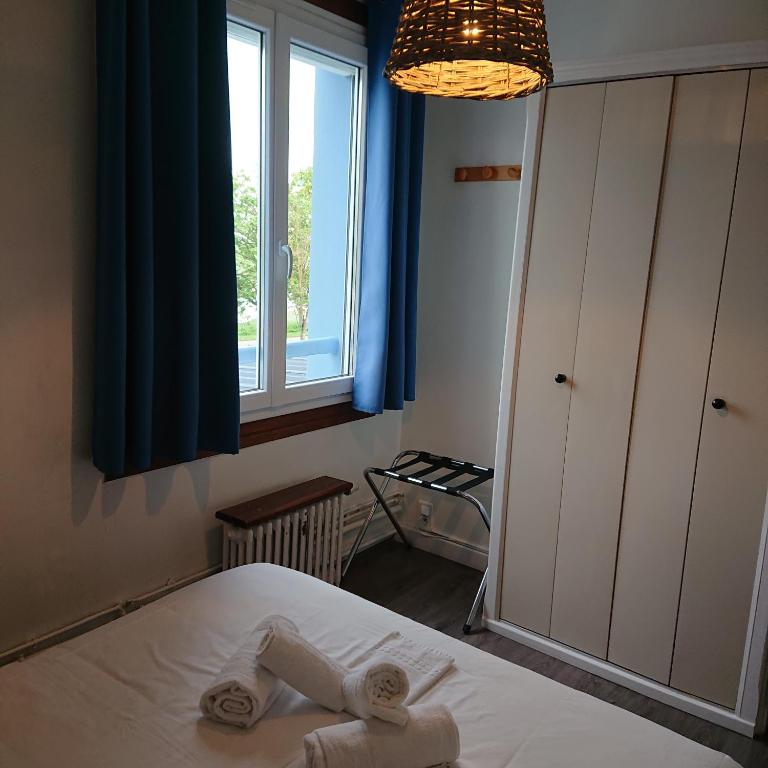 een slaapkamer met een bed met twee handdoeken erop bij Le Parc aux Huîtres in Cayeux-sur-Mer