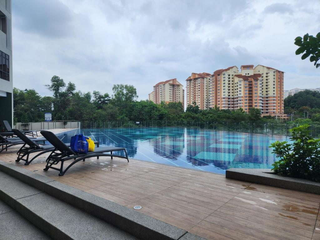 Bazén v ubytování Antara Lima Homestay Putrajaya nebo v jeho okolí