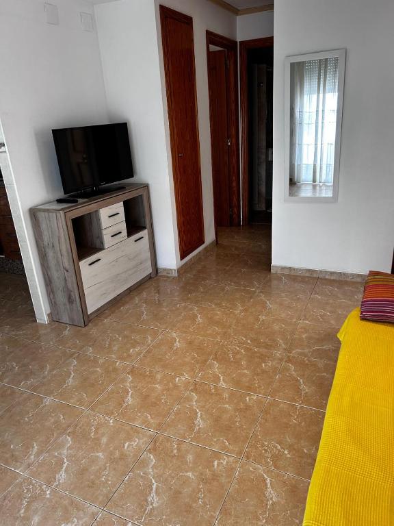 Televízia a/alebo spoločenská miestnosť v ubytovaní Apartamentos Inter Gandia Playa