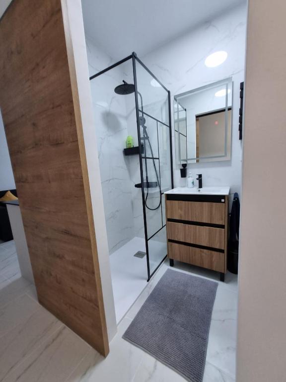 Kúpeľňa v ubytovaní Seascape - Tranquil Studio Apartment
