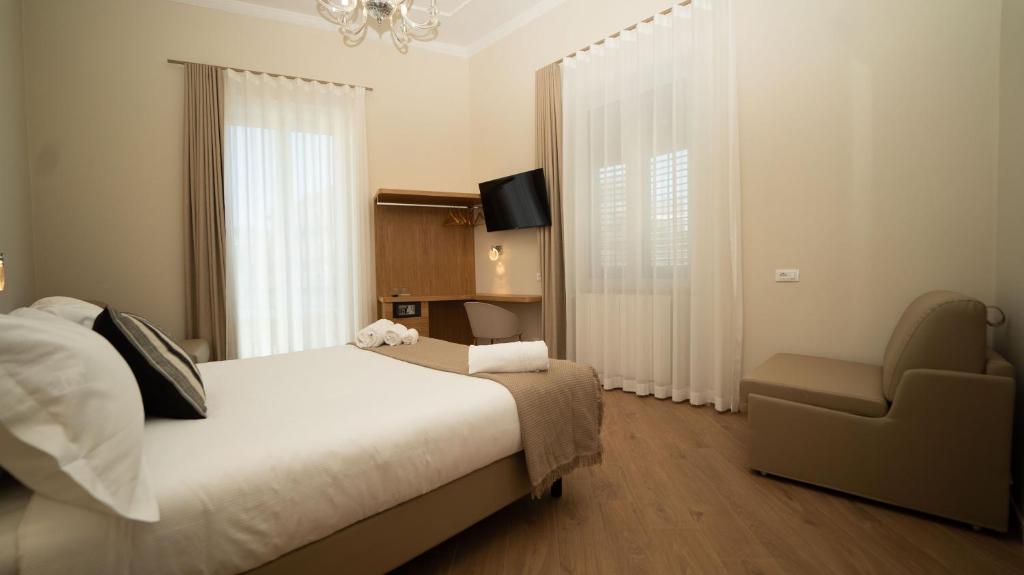 Postel nebo postele na pokoji v ubytování Manere Suites