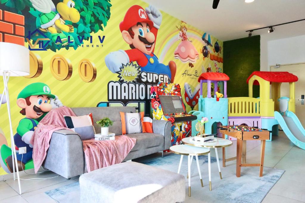 ein Wohnzimmer mit einem Mario-Raum mit einem Wandbild in der Unterkunft Atlantis Melaka I 5-11pax I 5min JonkerSt By Alviv Management in Malakka