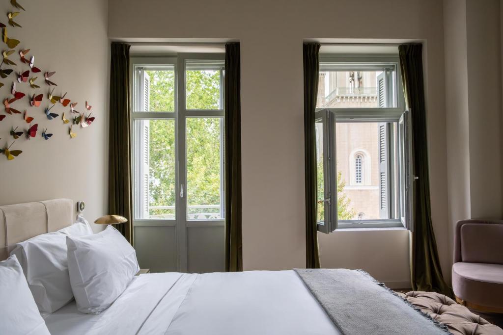 Postel nebo postele na pokoji v ubytování Nine Athens Hotel