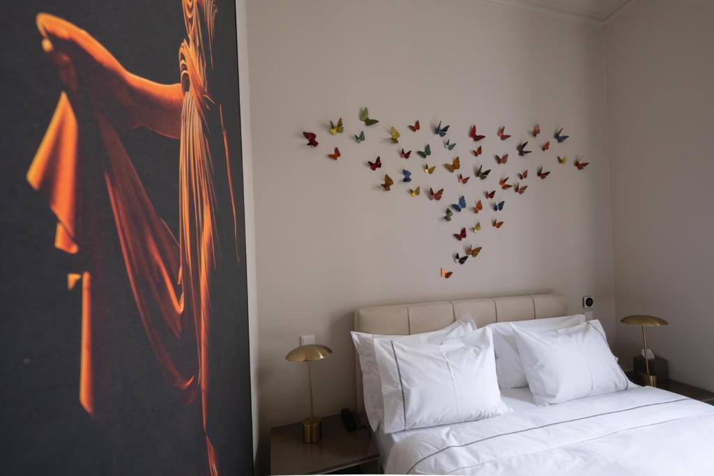 Postel nebo postele na pokoji v ubytování Nine Athens Hotel