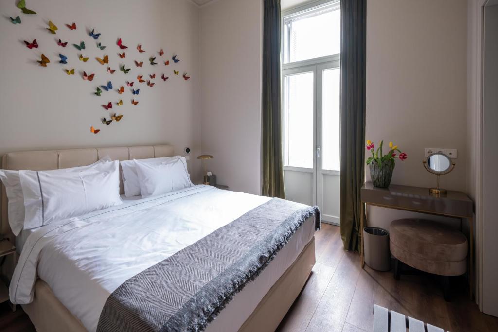 Postel nebo postele na pokoji v ubytování Nine Athens Hotel