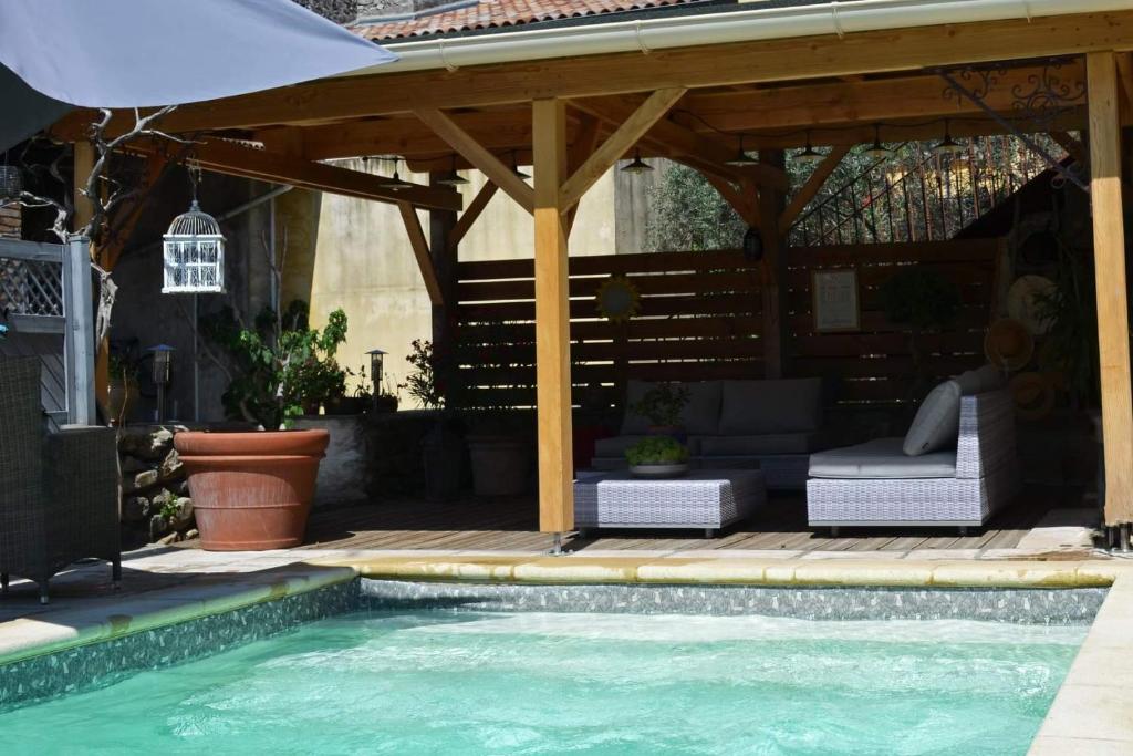 Bazén v ubytování Chambre L'Orchidée nebo v jeho okolí