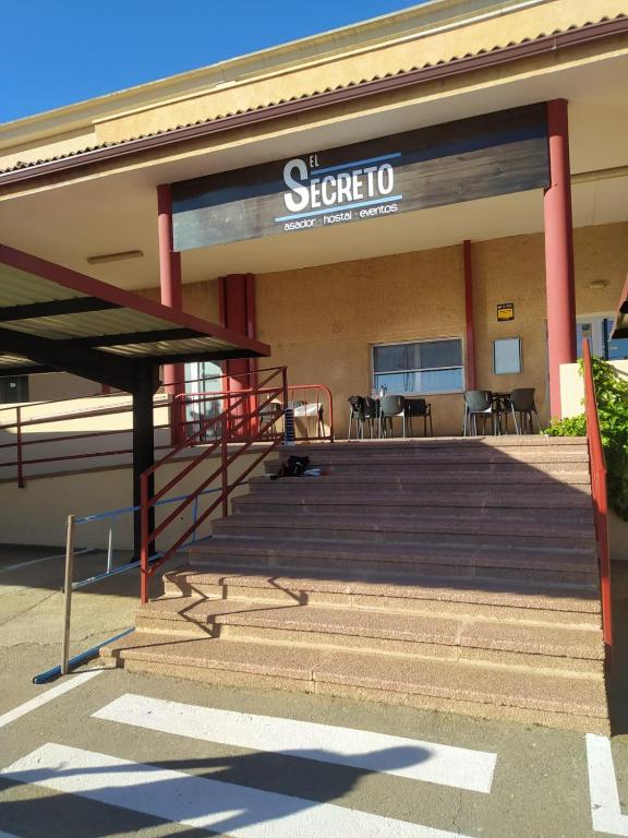 a building with a sign that reads sleepy io at Hostal el secreto in Teruel