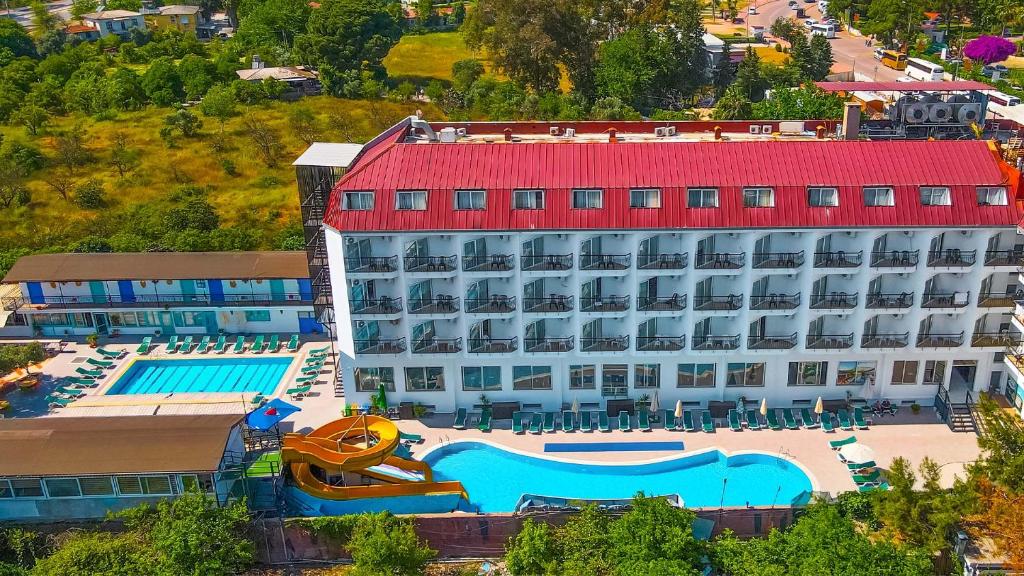 una vista aérea de un hotel con piscina en Get Enjoy Hotels en Beldibi