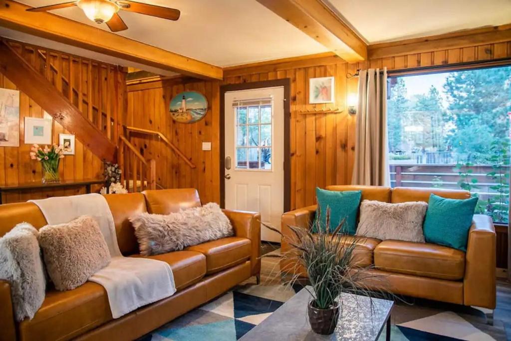 Et opholdsområde på Gray Wolf Lodge Lake Hot Tub