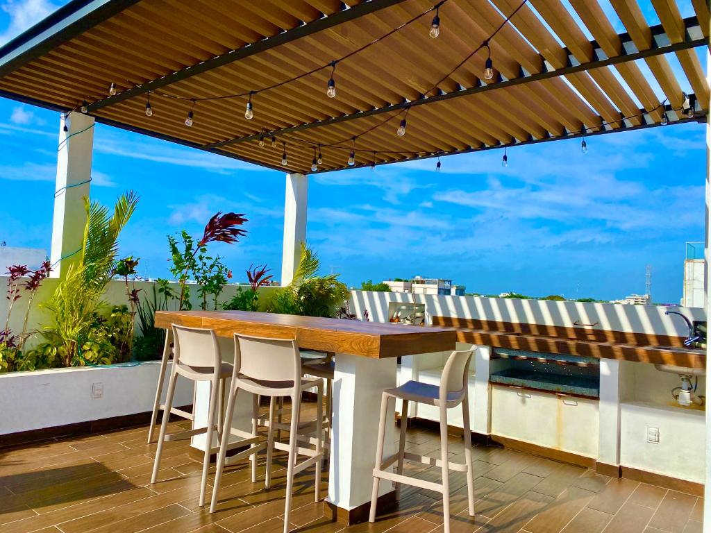 drewniany bar na balkonie z widokiem w obiekcie Ceiba by Andiani w mieście Playa del Carmen