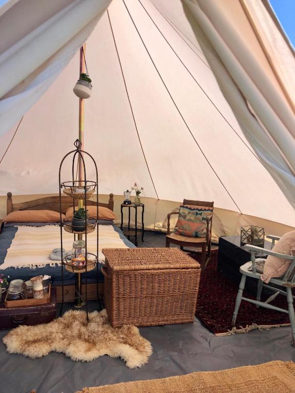 Posezení v ubytování Bigbury Bell Tents