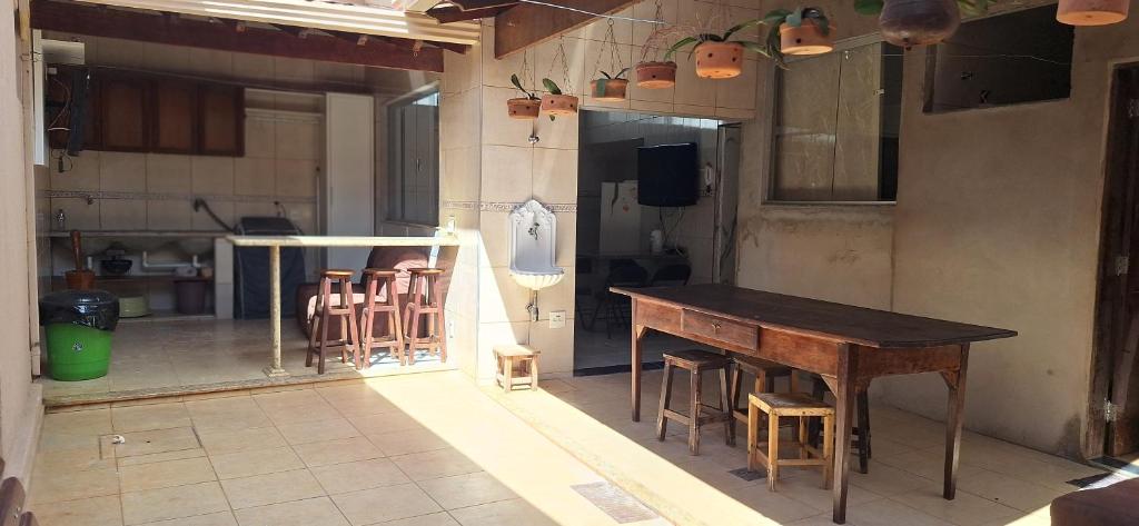een keuken met een tafel en stoelen in een kamer bij Casa de Hospedagem Uberaba in Uberaba