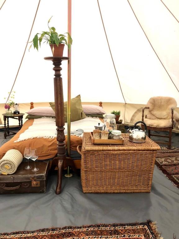 Posezení v ubytování Bigbury Bell Tents