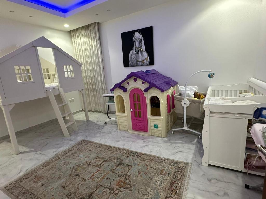 Postel nebo postele na pokoji v ubytování بيت النرجس الخاص