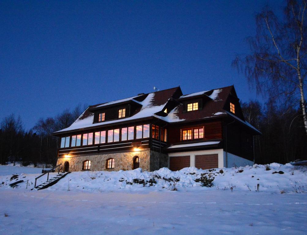 Chata Drapula - Gospodarstwo Agroturystyczne - Apartament na wyłączność z widokiem na góry i aneksem kuchennym v zimě