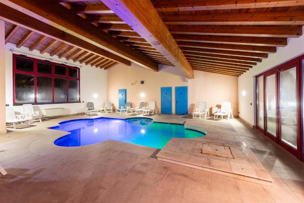 Bazén v ubytování Hotel Vecchio Casello nebo v jeho okolí