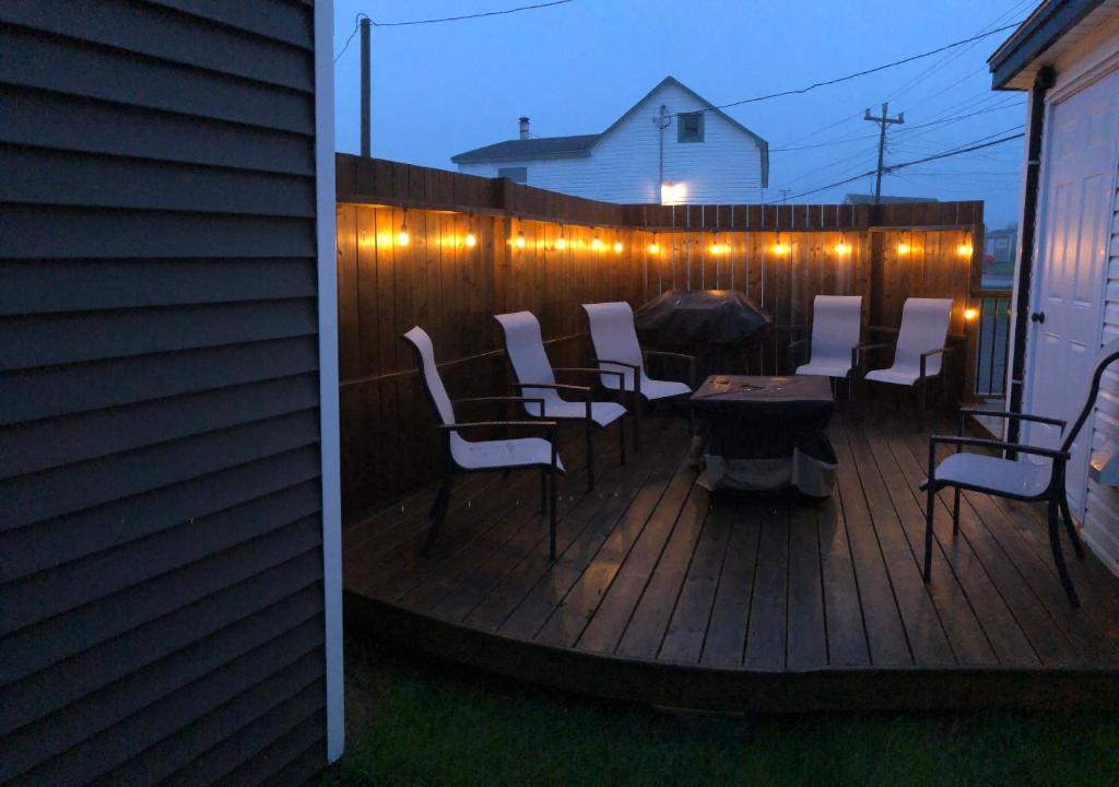 Un patio sau altă zonă în aer liber la Alma’s Cape Shore Cottage! Your home away from home!