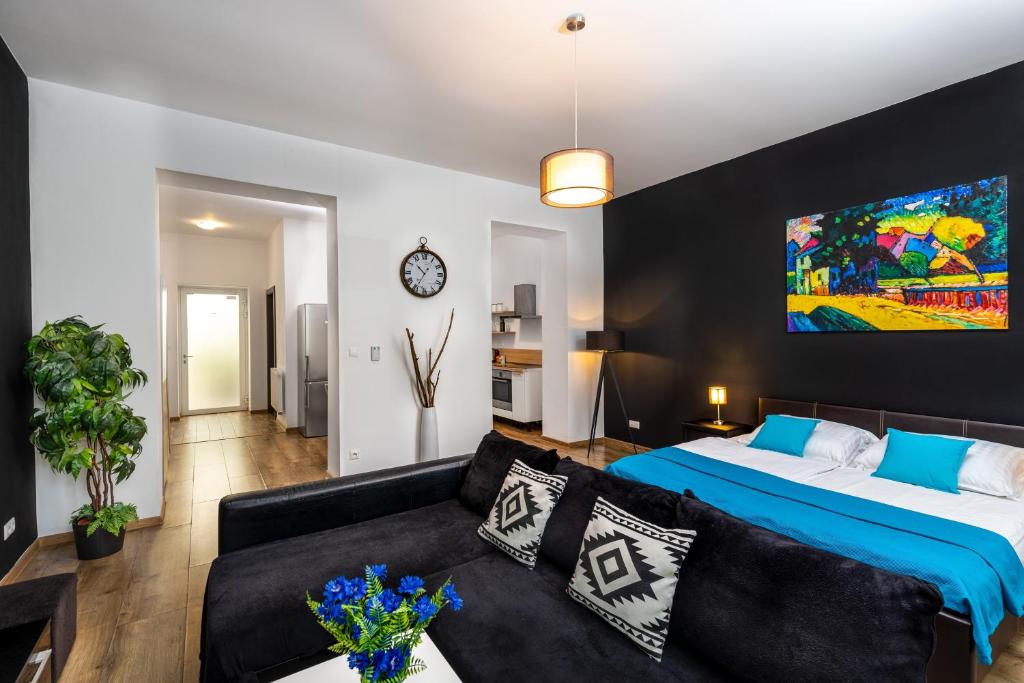 A bed or beds in a room at Skackavá - beautiful new apartment in direct centrum, 24h self check-in