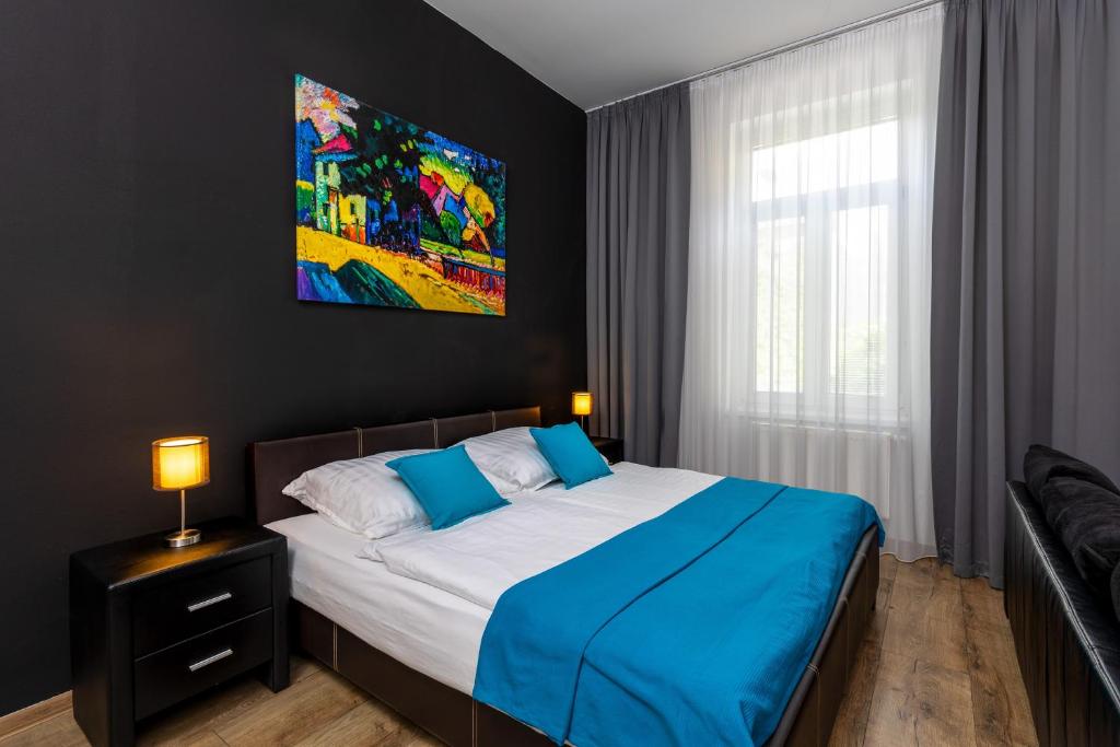 A bed or beds in a room at Skackavá - beautiful new apartment in direct centrum, 24h self check-in