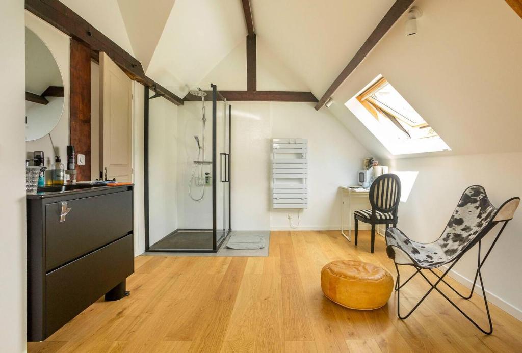 La salle de bains est pourvue d'une douche et d'une chaise. dans l'établissement Chambre confortable JO 2024, à Nogent-sur-Marne
