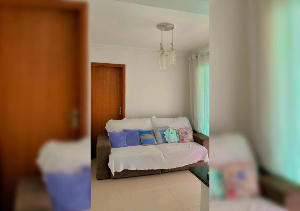 two pictures of a room with a bed with pillows at Casa aconchego em Blumenau in Blumenau